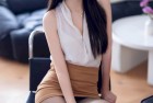 秀人网美女模特可乐Vicky白色上衣搭配杏色短裙性感写真